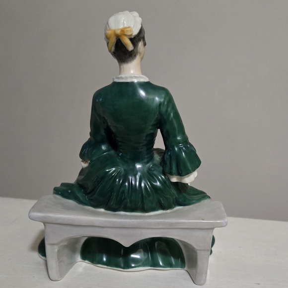 Vintage Royal Doulton Porcelain Figurine A Lady From Williamsburg HN 2228 - Picture 4 of 7